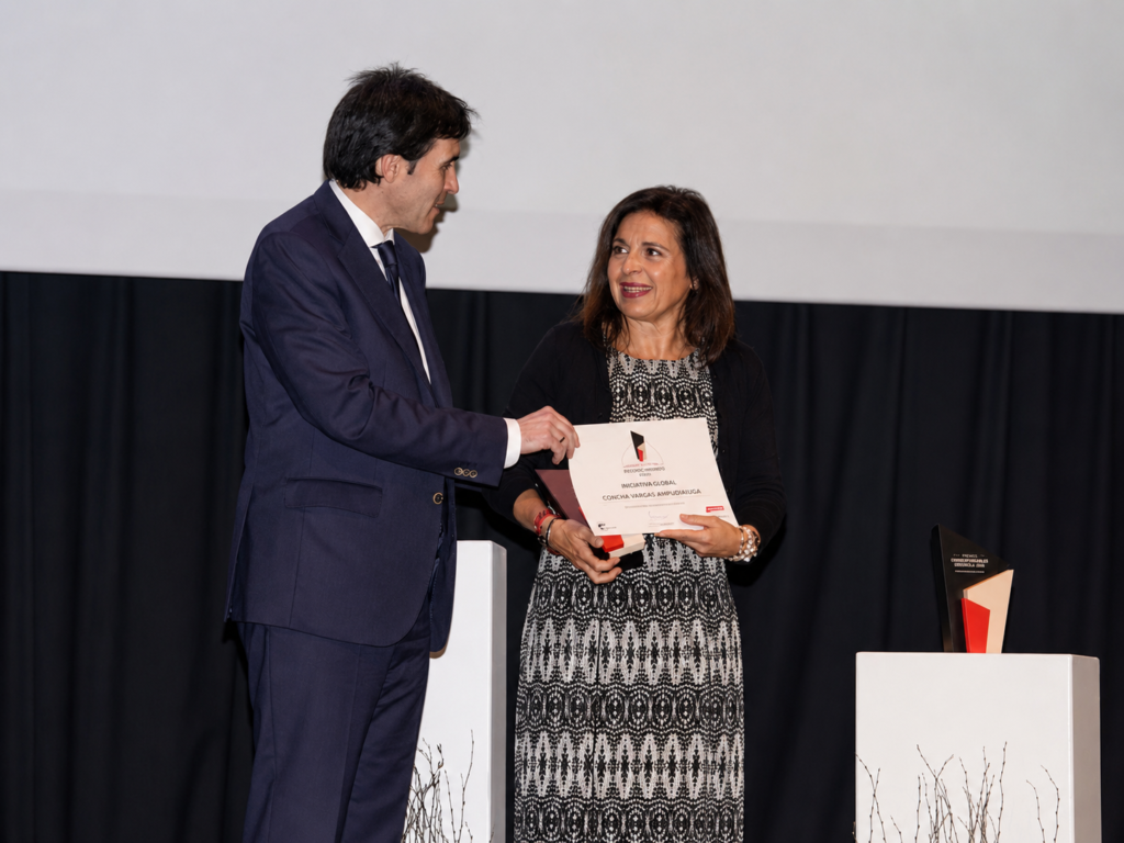 Concha Pinazo recibiendo el Premio Paterna Ciudad de Empresas 2018 durante el acto oficial