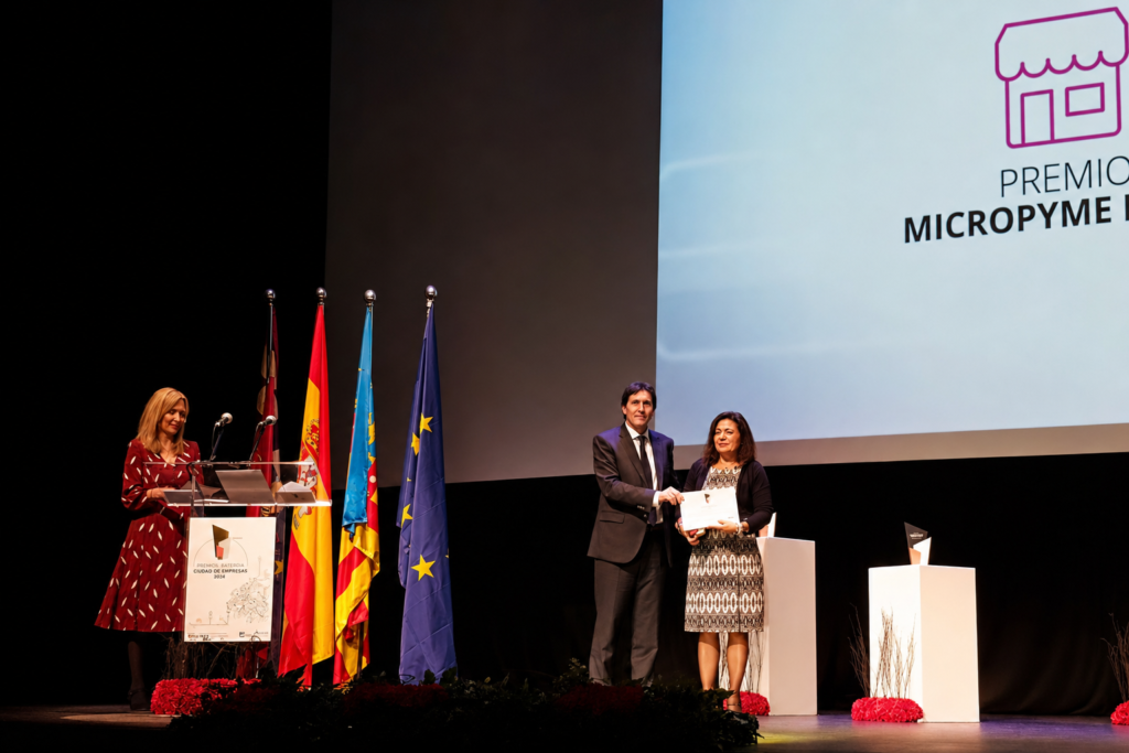 Concha Pinazo recibiendo el Premio Paterna Ciudad de Empresas 2018 durante el acto oficial en el Gran Teatro de Paterna