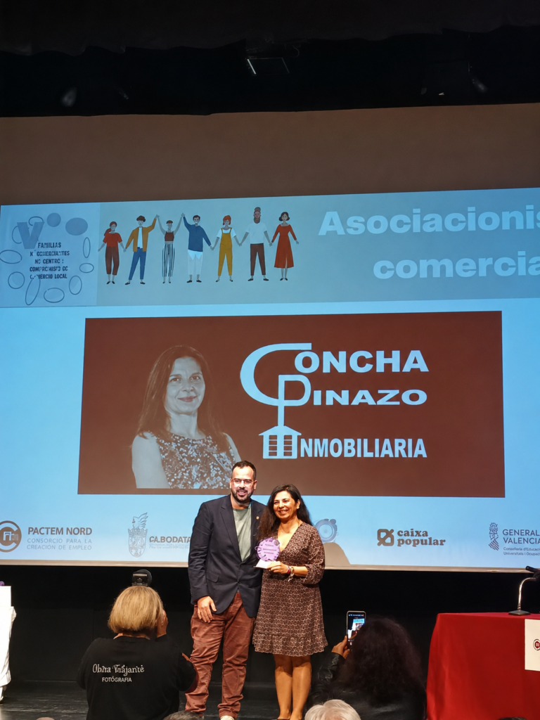 Concha Pinazo recibiendo el reconocimiento de FaceNord y Pactem Nord de manos de Lucas Jódar
