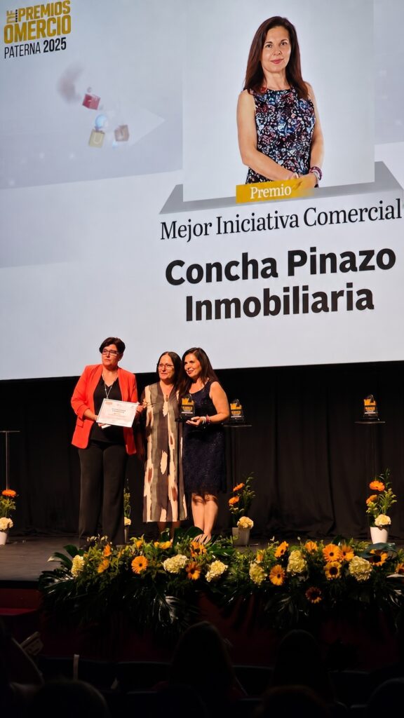Concha Pinazo recibiendo el premio Mejor Iniciativa Comercial 2025 en el Teatro Antonio Ferrandis de Paterna
